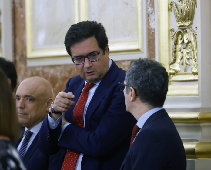 El PSOE diseña una ofensiva mediática de Óscar López contra Ayuso...