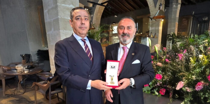 El @CDentistascadiz entrega al Dr. Óscar Castro, presidente del ...