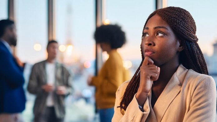¿Qué significa que tu pareja no te presenta a sus amigos? 