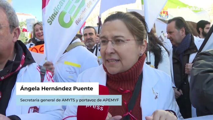 Los médicos toman las calles por un Estatuto propio y piden la dimisión de Mónica García