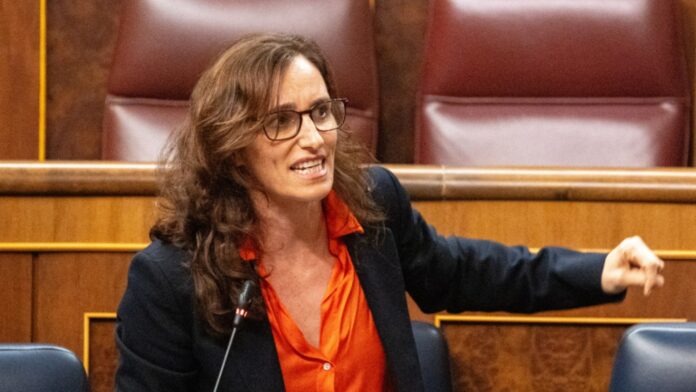 Parálisis de Mónica García ante la huelga médica: millas de citas canceladas y retrasos masivos