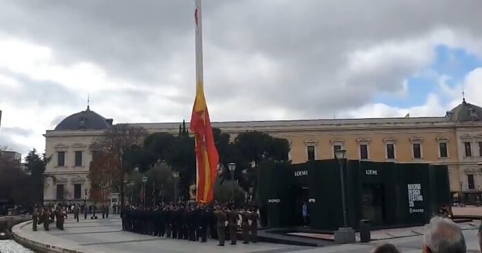 La bandera de España se rompe al ser izada en Colón