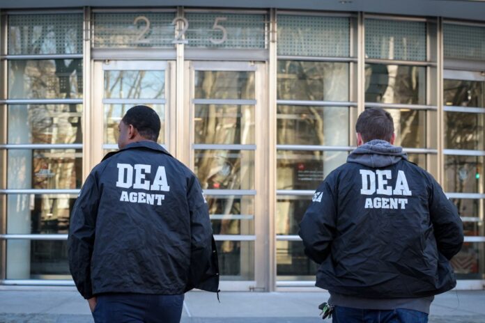 Arrestan a un supervisor de la DEA tras el cierre de la oficina de la ...