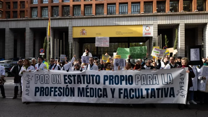 Los médicos salen a la calle para exigir a Sanidad un Estatuto...