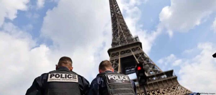 Evacuan Torre Eiffel por amenaza de bomba