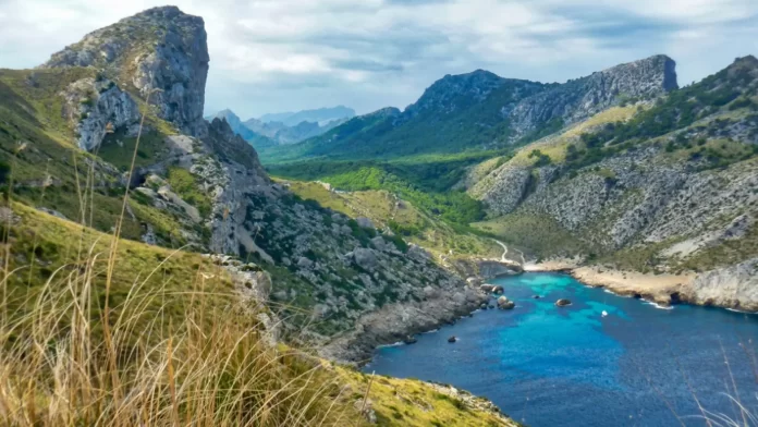 La impresionante playa de Mallorca escondida entre montañas...