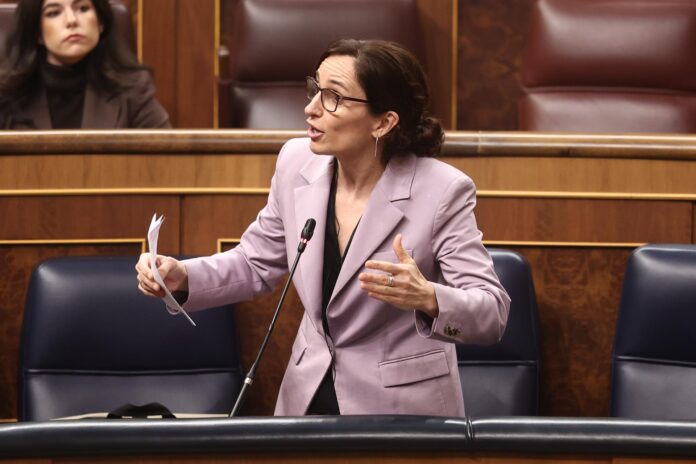 Mónica García insta a los médicos en huelga a pedir ayuda a VOX para presentar 'su' Estatuto