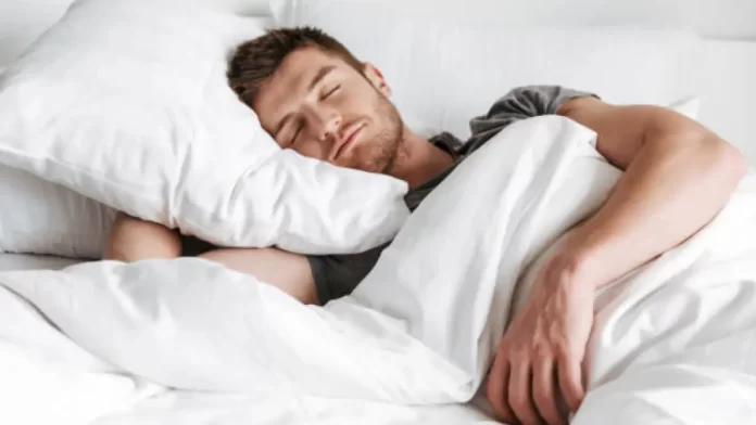 Esto significa que alguien duerma abrazando una almohada, según...