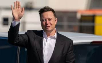 Elon Musk abre vacantes en Europa con sueldos de 260 euros al día, y desde casa