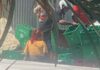 Accidente de patana provoca derrame de botellas y guacales en Plaza de la Bandera